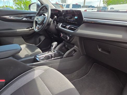 Used 2024 Chevrolet TrailBlazer LT w/ LT Cold Weather Package FWD image 9