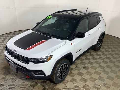 Used 2025 Jeep Compass Trailhawk image 9