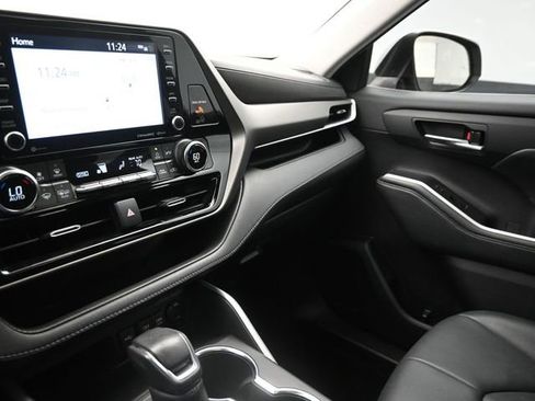 Used 2021 Toyota Highlander XLE FWD image 32