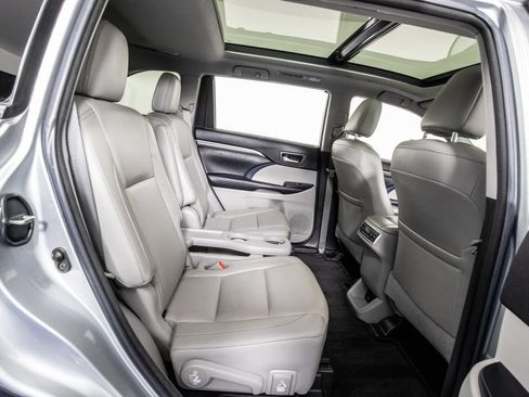 Used 2018 Toyota Highlander Limited Platinum FWD image 13