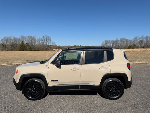 Used 2017 Jeep Renegade Trailhawk image 2