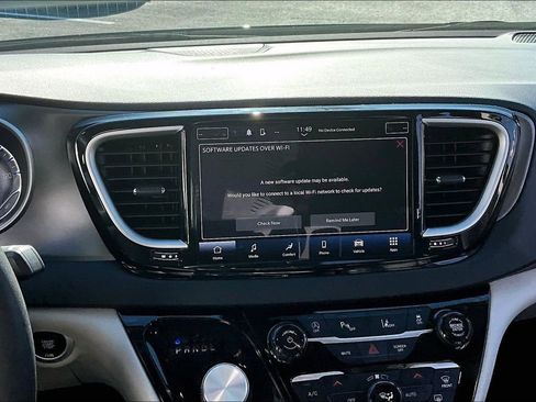 Used 2024 Chrysler Pacifica Touring-L image 9