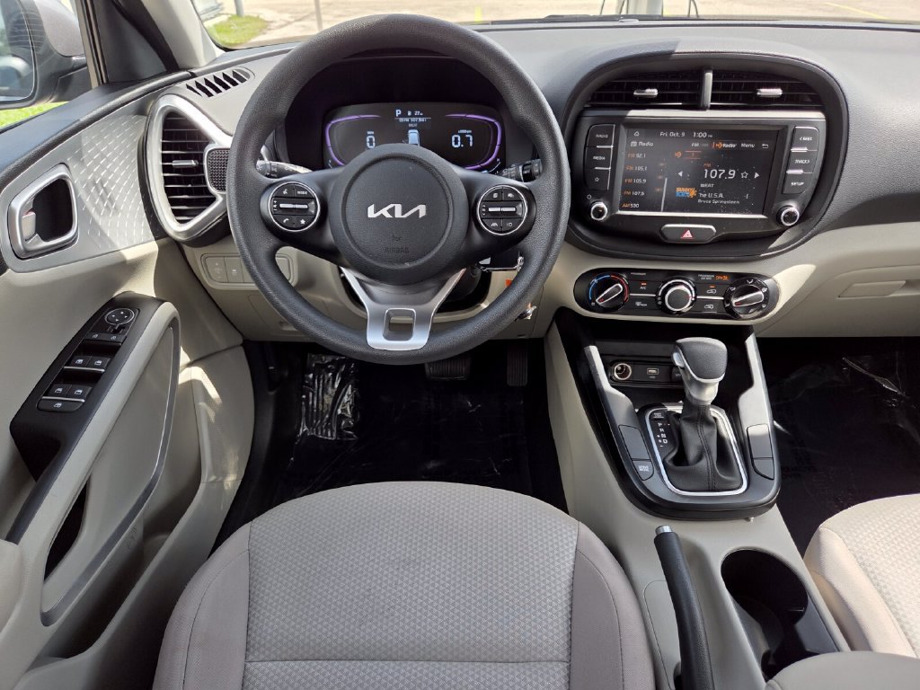 Used 2025 Kia Soul LX w/ LX Technology Package FWD image 26