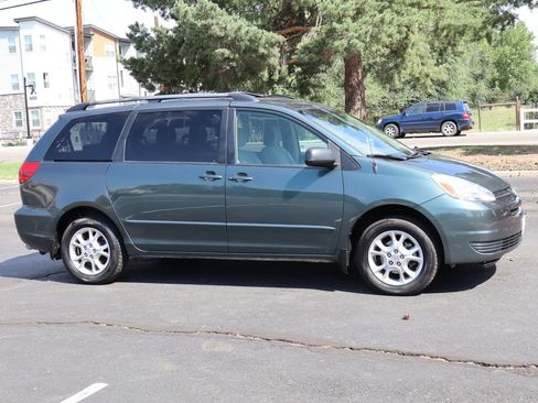 Used 2005 Toyota Sienna LE w/ LE Pkg 4 AWD/4WD image 2