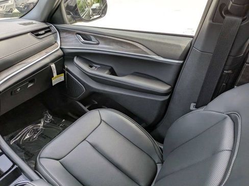 New 2026 Jeep Grand Cherokee L Limited w/ Luxury Tech Group II AWD/4WD image 18