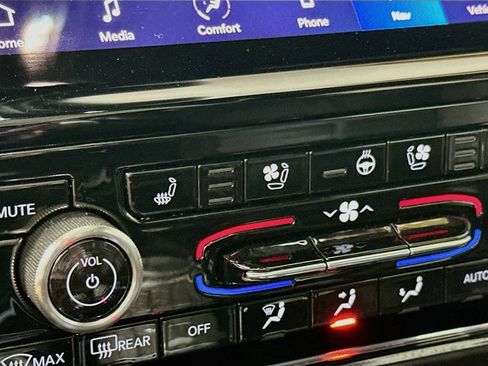Certified 2023 Jeep Grand Cherokee Overland w/ Luxury Tech Group IV AWD/4WD image 32