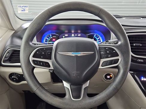 Used 2018 Chrysler Pacifica Touring Plus image 22