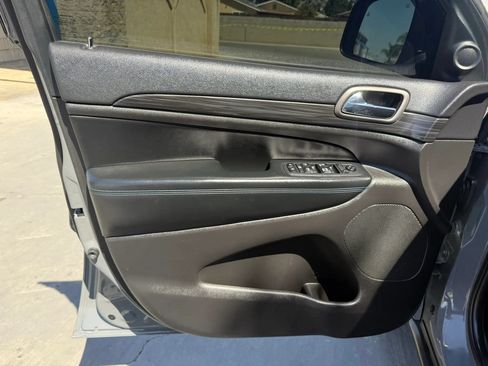 Used 2019 Jeep Grand Cherokee Laredo AWD/4WD image 21