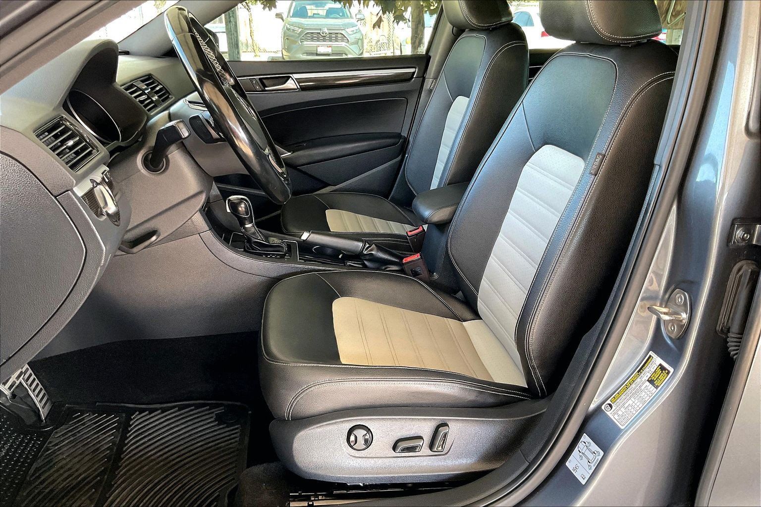 Used 2018 Volkswagen Passat 3.6 FWD image 20