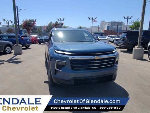 Certified 2025 Chevrolet Traverse LT FWD image 3