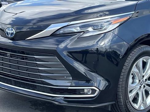 Used 2022 Toyota Sienna Platinum FWD image 9