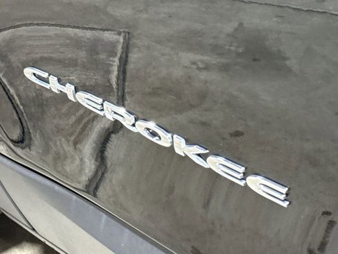 Used 2019 Jeep Cherokee Latitude w/ Popular Appearance Group image 25