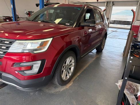 Used 2017 Ford Explorer XLT w/ Equipment Group 202A FWD image 4