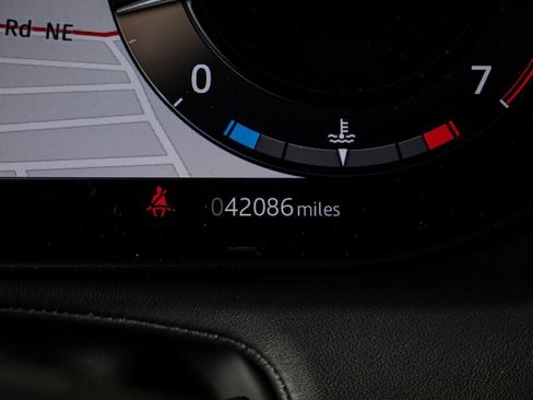 Used 2023 Land Rover Range Rover SV image 12