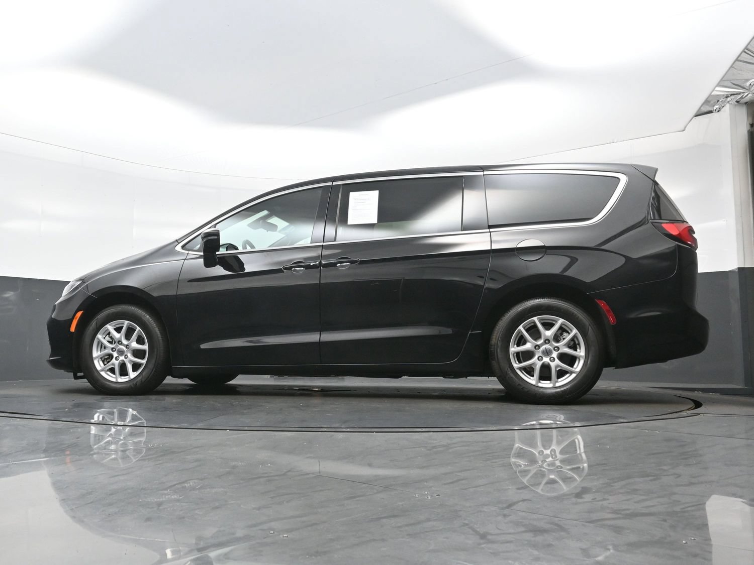 Used 2024 Chrysler Pacifica Touring FWD image 31