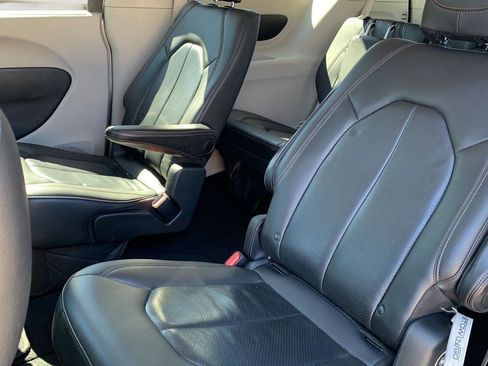 Used 2020 Chrysler Pacifica Touring-L image 20