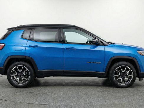 Used 2025 Jeep Compass Trailhawk AWD/4WD image 11