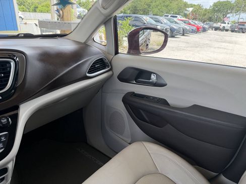Used 2017 Chrysler Pacifica Touring-L Plus FWD image 19