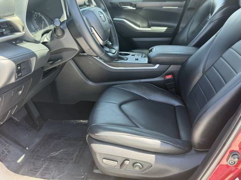 Used 2022 Toyota Highlander XLE FWD image 11