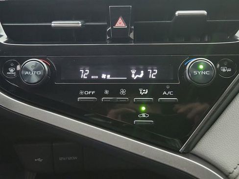 Used 2022 Toyota Camry SE w/ Cold Weather Package image 17