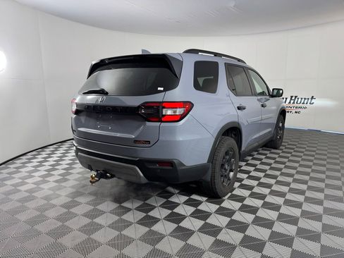 Used 2025 Honda Pilot TrailSport image 8