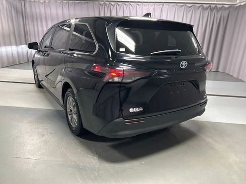 Used 2024 Toyota Sienna LE image 5