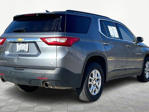 Used 2020 Chevrolet Traverse LT image 2