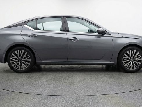 Used 2025 Nissan Altima 2.5 SV FWD image 11