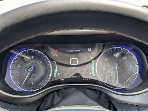 Used 2023 Chrysler Pacifica Touring-L FWD image 32
