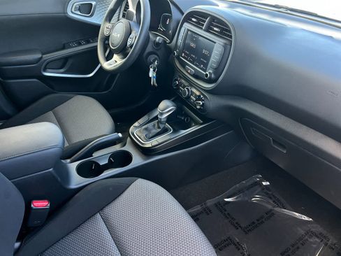 Used 2025 Kia Soul LX w/ LX Technology Package FWD image 17