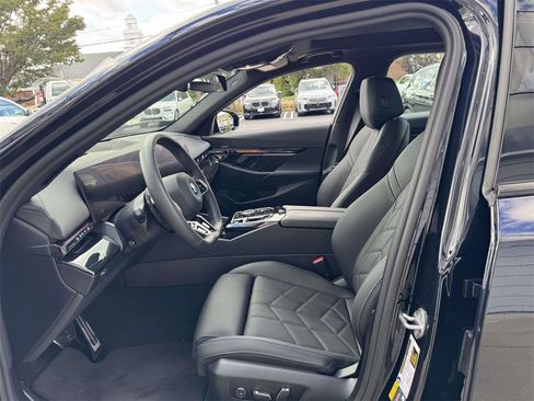 Used 2025 BMW 550e xDrive w/ Premium Package image 16