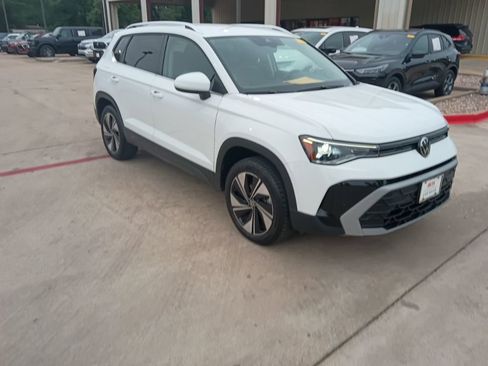 Used 2025 Volkswagen Taos SE AWD/4WD image 6