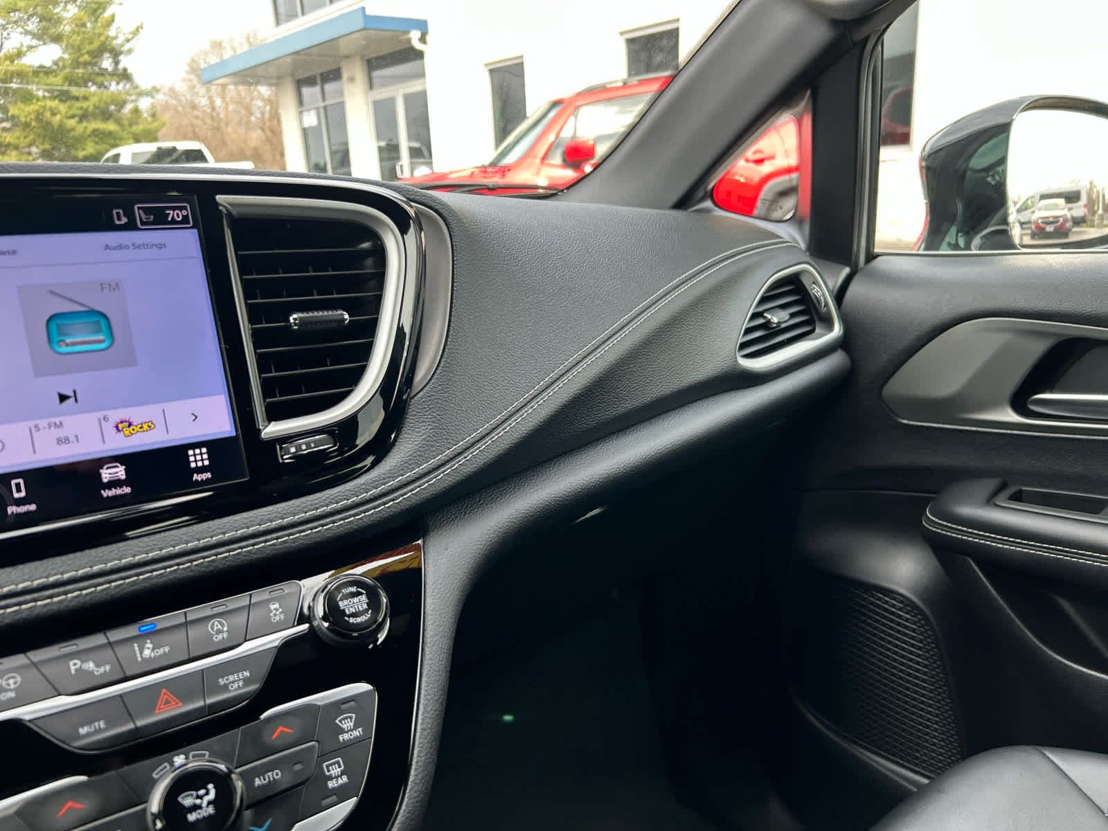 Used 2025 Chrysler Pacifica Select FWD image 23