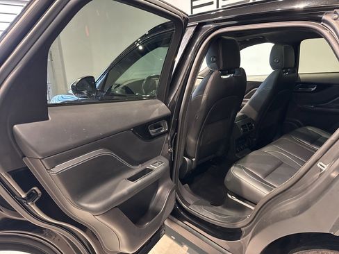 Used 2019 Jaguar F-PACE R-Sport image 32