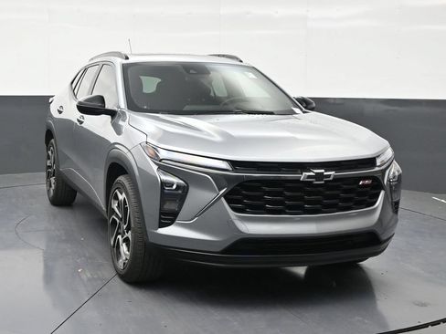 Used 2025 Chevrolet Trax RS w/ Sunroof Package FWD image 7