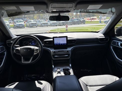 Used 2022 Ford Explorer XLT w/ Equipment Group 202A image 8