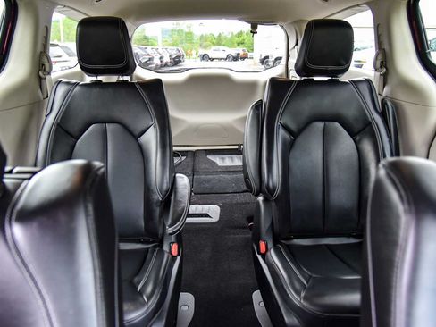 Certified 2023 Chrysler Pacifica Touring-L w/ Uconnect Theater Family Group FWD image 20