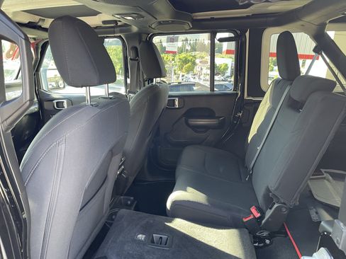 Used 2018 Jeep Wrangler Unlimited Sport S AWD/4WD image 12