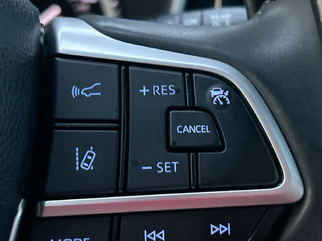 Used 2022 Toyota Highlander XSE FWD image 18