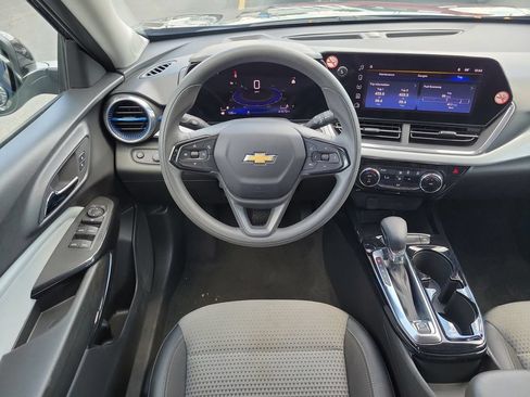 Used 2025 Chevrolet Trax LT FWD image 13