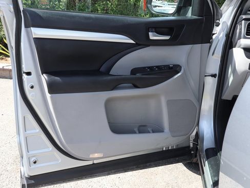 Used 2019 Toyota Highlander XLE image 14