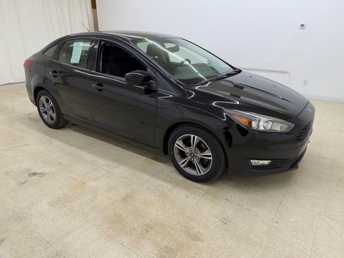 Used 2018 Ford Focus SE w/ SE Appearance Package image 6