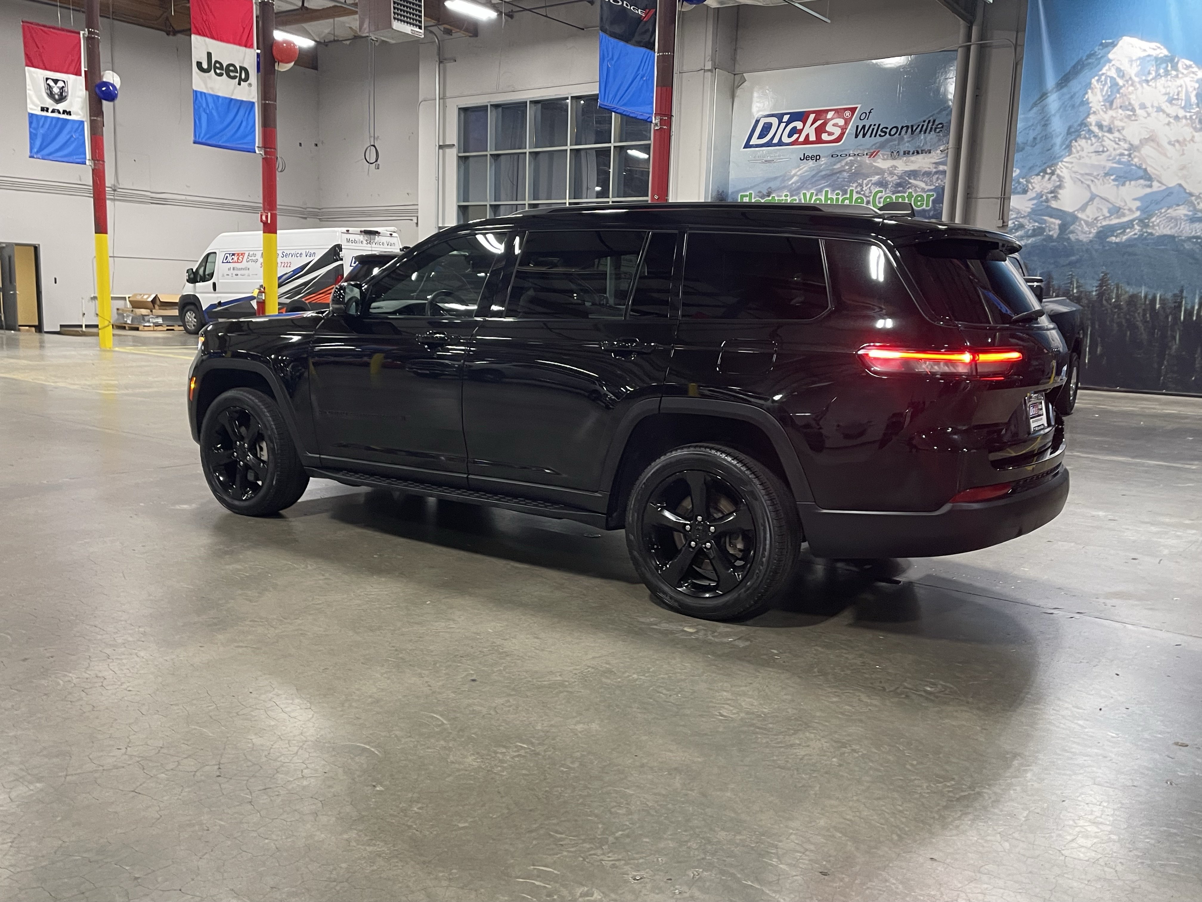 Used 2024 Jeep Grand Cherokee L Limited w/ Luxury Tech Group II AWD/4WD image 3