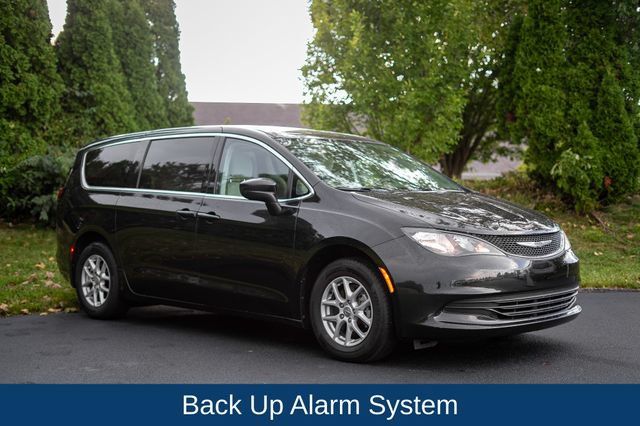 Used 2017 Chrysler Pacifica Touring FWD image 3