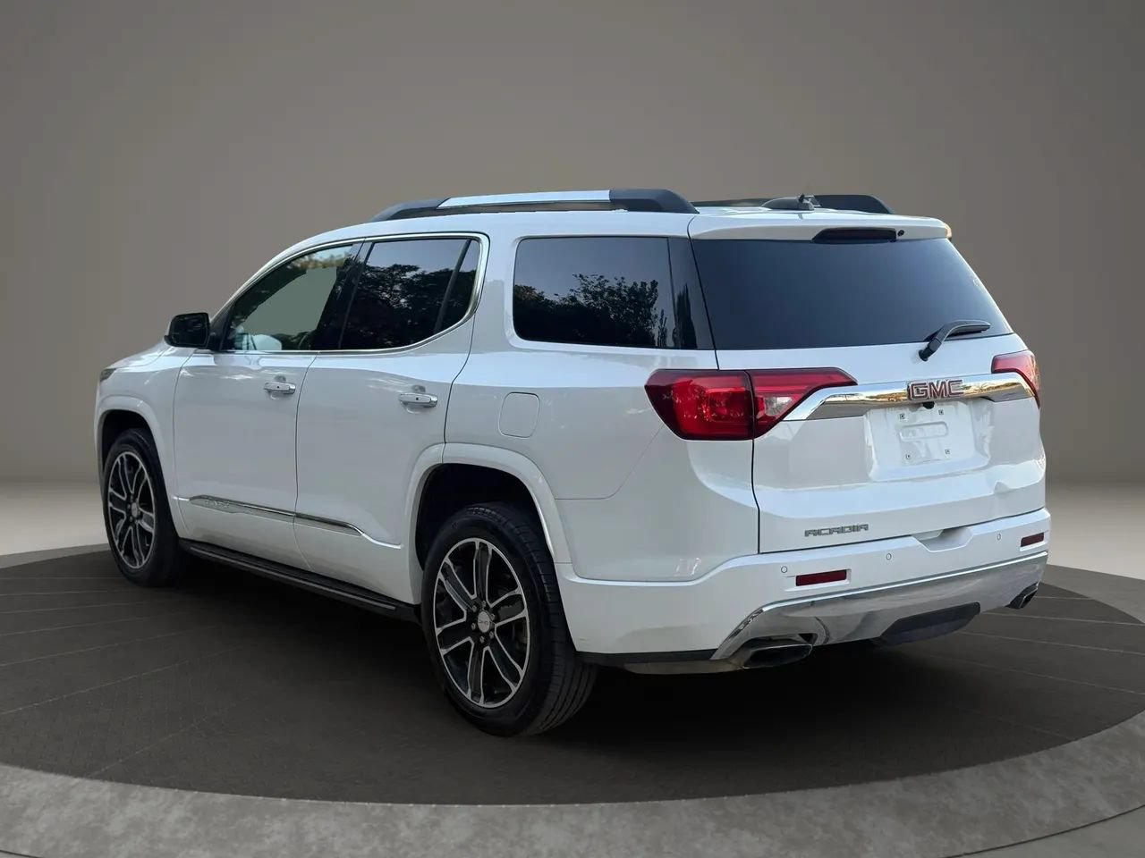 Used 2019 GMC Acadia Denali w/ Technology Package FWD image 4