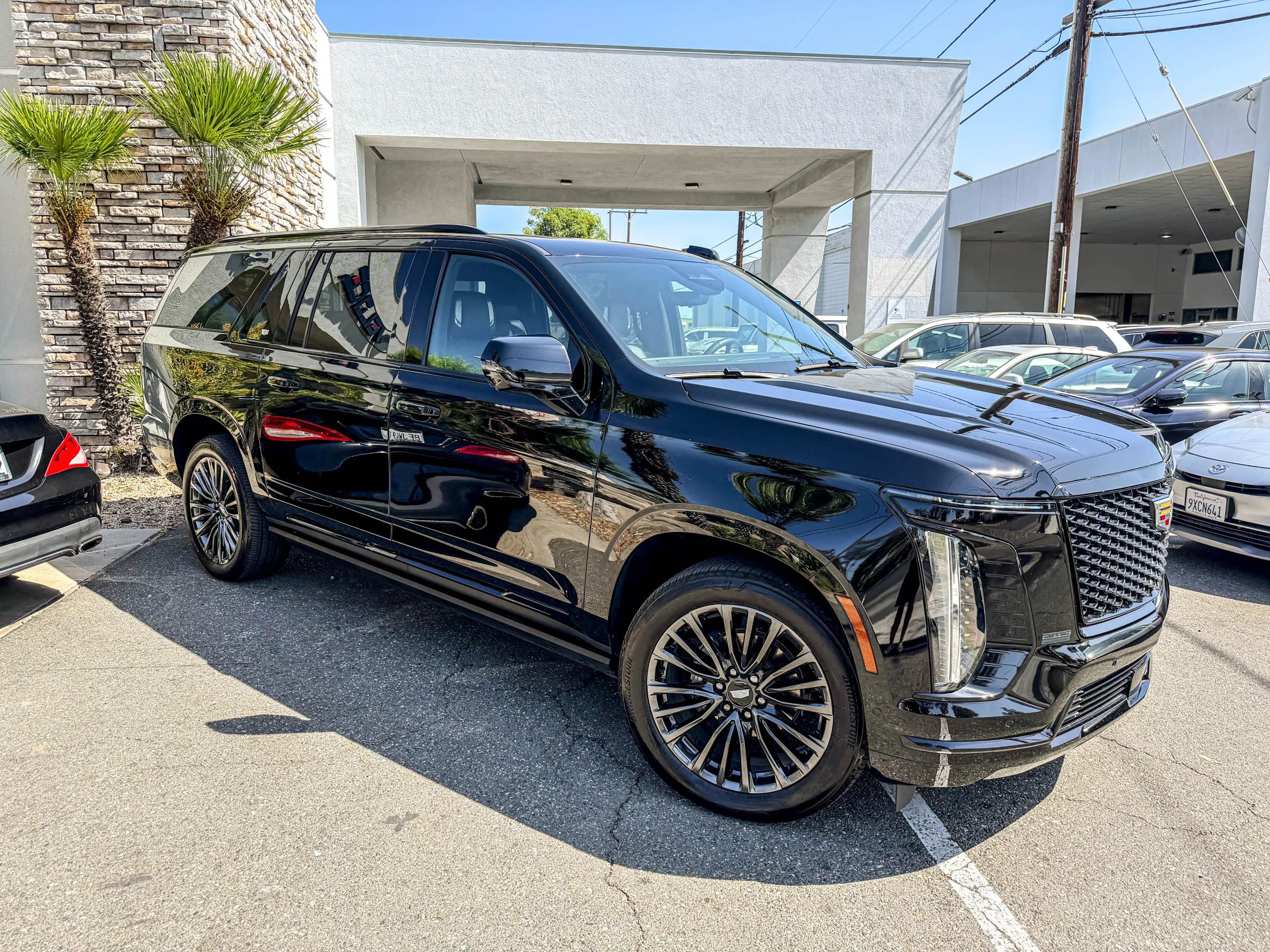 Used 2025 Cadillac Escalade ESV Sport Platinum AWD/4WD image 2