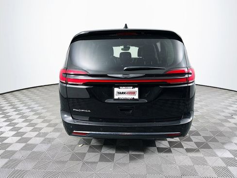 Certified 2024 Chrysler Pacifica Touring-L image 9