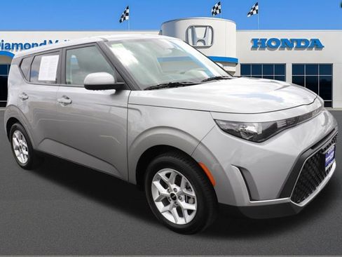 Used 2025 Kia Soul LX w/ LX Technology Package FWD image 1