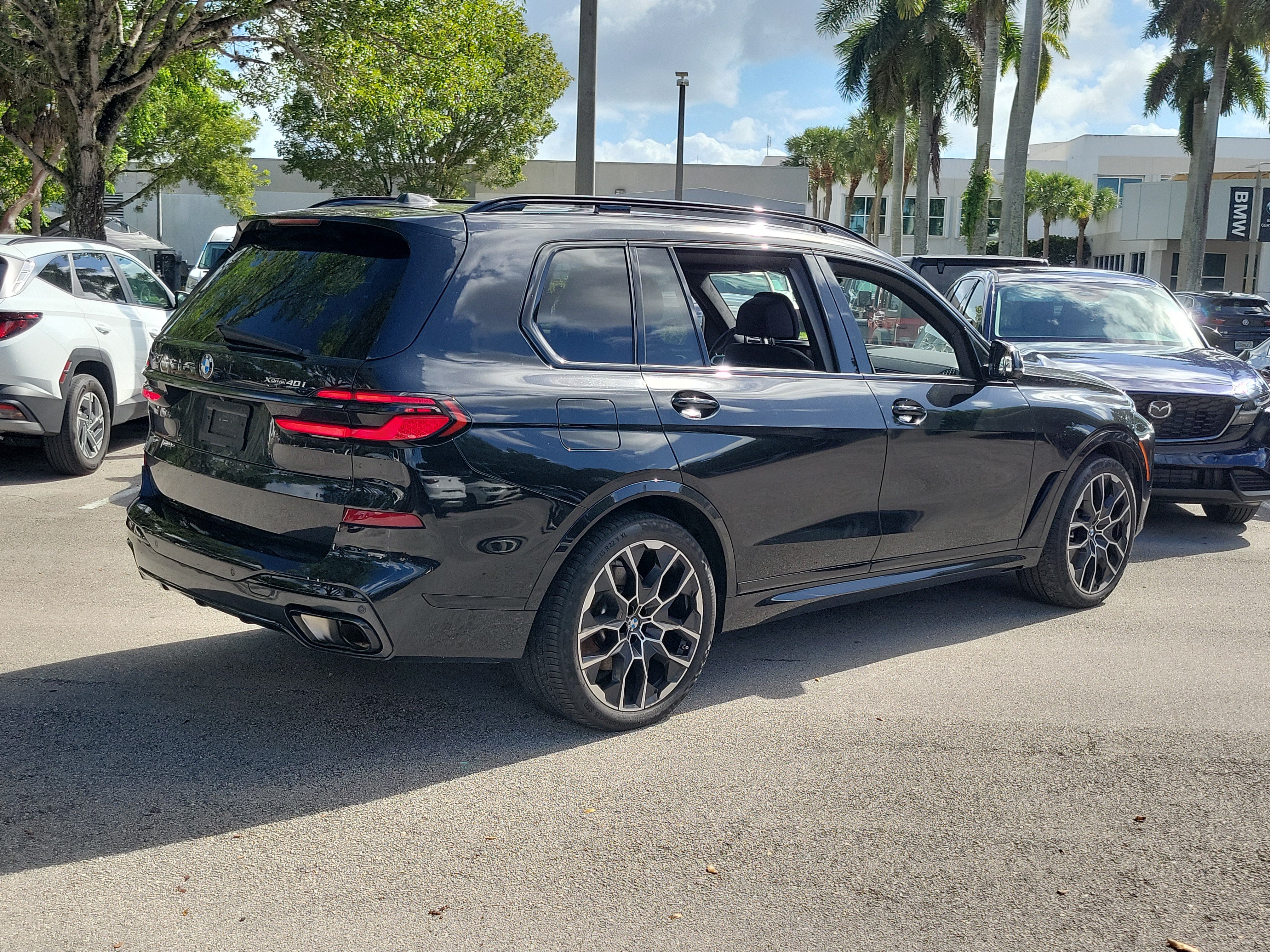 Used 2024 BMW X7 xDrive40i w/ M Sport Package AWD/4WD image 3