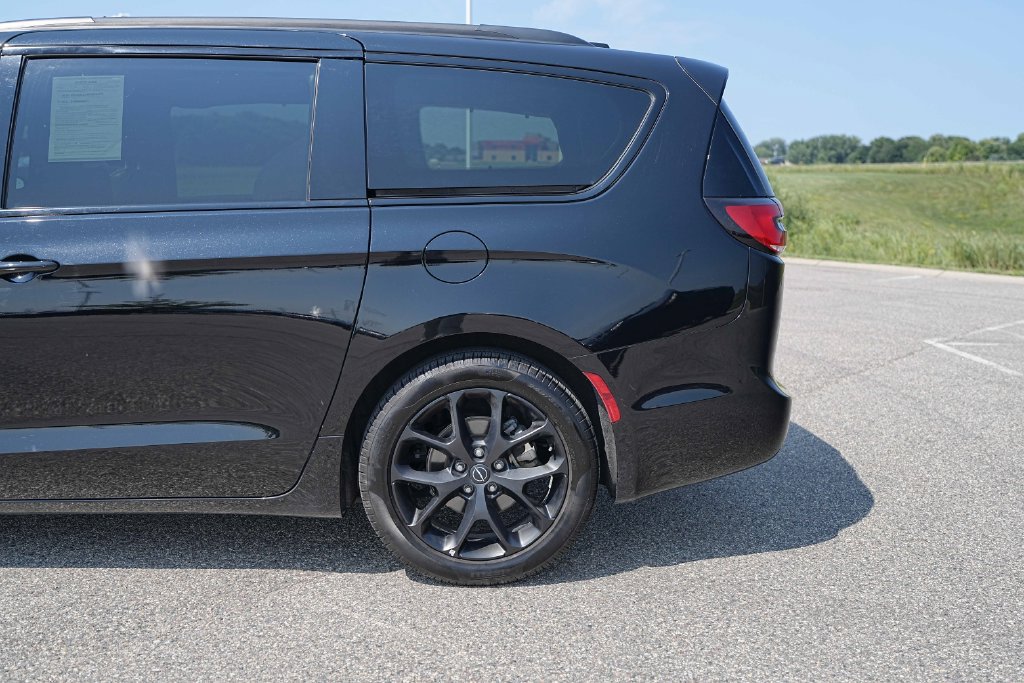Used 2025 Chrysler Pacifica Limited FWD image 13